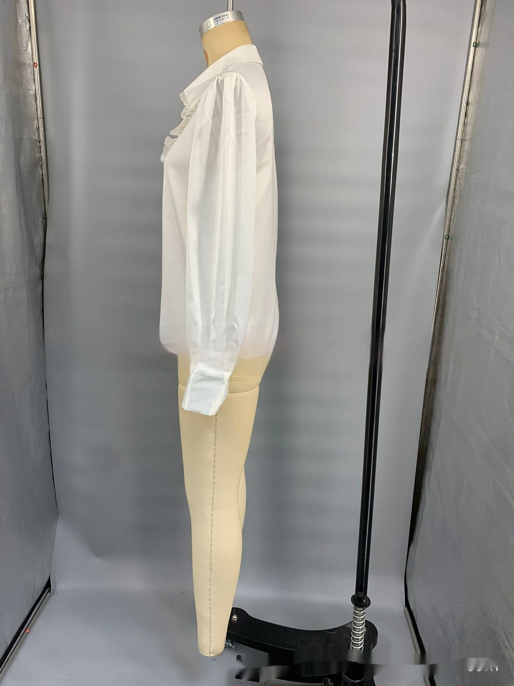 Minimalist Chic And Stylish French-inspired White Lace Long-sleeve Blouse For The Modern Lady